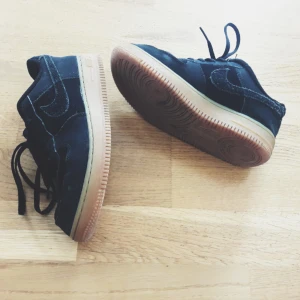  - Jättesnygga låga Nike Air Force. Använda men i gott skick. Passar 35/35,5. 200kr med frakt 🌸