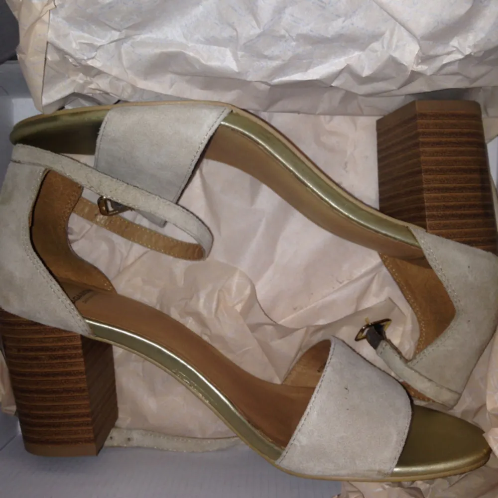 Superfina skor med klack, använda 1 gång storlek 39. Köpt för 800 kr från VAGABOND mitt pris är 300, jättebra kvalité i nyskick.. Skor.