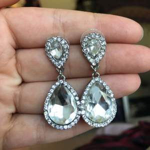 Ett par örhängen i silver som använts 1 gång((: 