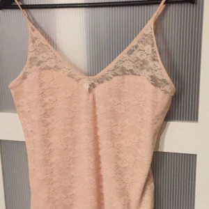  - Jättefin spetsbody från h&m knappt använd, storlek medium. Frakt på 30kr tillkommer!