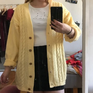  - Härligt oversize banangul kofta. Köpt second hand men superbra skick. 