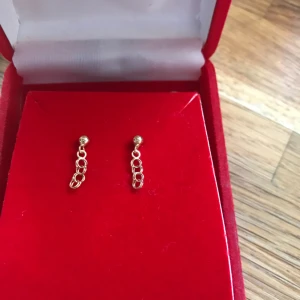  - Bismark 18 k väger ca 1,3 gram