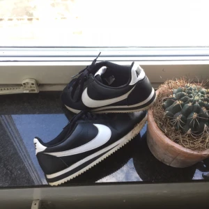  - Svarta och vita skinn Nike Cortez, sparsamt använda 8/10. Jag bjuder på frakten, betalning via Swish 