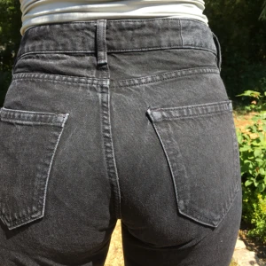  - Svarta jeans från det nya svenska märket KARVE. Äkta denim. Egentligen herr men sitter bra oavsett kön.   Dam S/herr XS