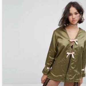  - Kimonojacka aldrig använd med prislapp kvar! Från asos. 