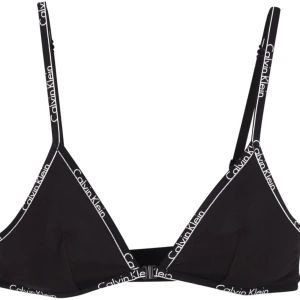  - Helt ny, endast provad Calvin Klein top. För liten för mig men kan ej skicka tillbaka för råkade dra av lappen :))    Köparen står för frakten, kan annars mötas upp i Gävle. 