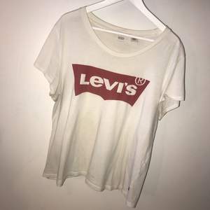 Klassiska Levi’s t-shirten! Ca 2-3 år gammal och använd ett antal gånger!