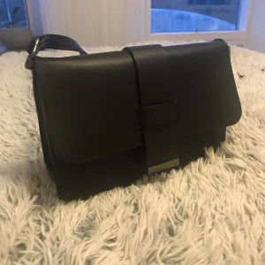  - Svart väska. Använd mycket men i helt okej skick fortfarande. Har helt enkelt tröttnat på den efter en säsong då jag använt denna mycket! 