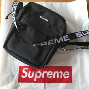  - Säljer min Supreme Shoulder Bag. Såklart äkta, har kvitto till den som är intresserad att se. Använd endast en gång så är som ny!  Går efter marknadspris, jag står dock för frakten! 
