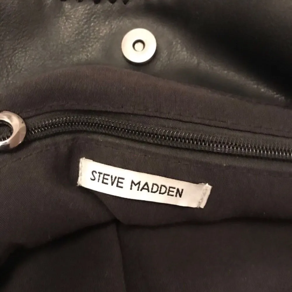 Superfin väska från Steve madden, men har tyvärr inte kommit till användning. Nypris: 800kr. Väskor.