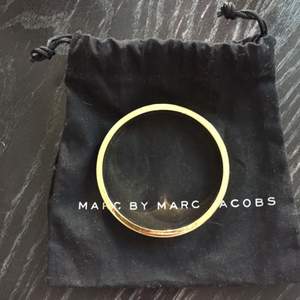 Ett fint armband från Marc by Marc Jacobs. Orange samt guldfärgat. Bra skick. 