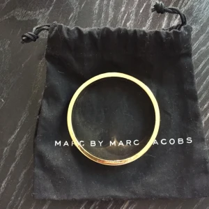  - Ett fint armband från Marc by Marc Jacobs. Orange samt guldfärgat. Bra skick. 
