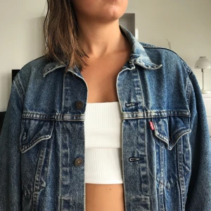  - SKITSNYGG jeansjacka från Levis!!! Har tänkt klippa av den så den blir croppad men överlåter det beslutet till köparen😊 sitter oversized på mig som har strl S/M!