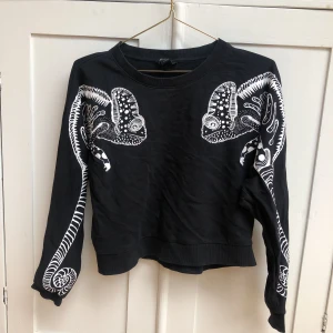  - Cool tröja från monki. Köparen står för frakt
