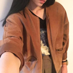  - En snygg lite oversize mockajacka! Köpt vintage, den har en repa/hål vid vänster ficka. Använder den inte längre, kul om den får ett nytt hem!