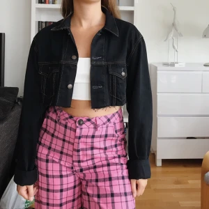  - Snygg och croppad (klippt själv) jeansjacka som är nästan svart! Lite oversized på mig som vanligen har S/M. Frakt ingår 🎶