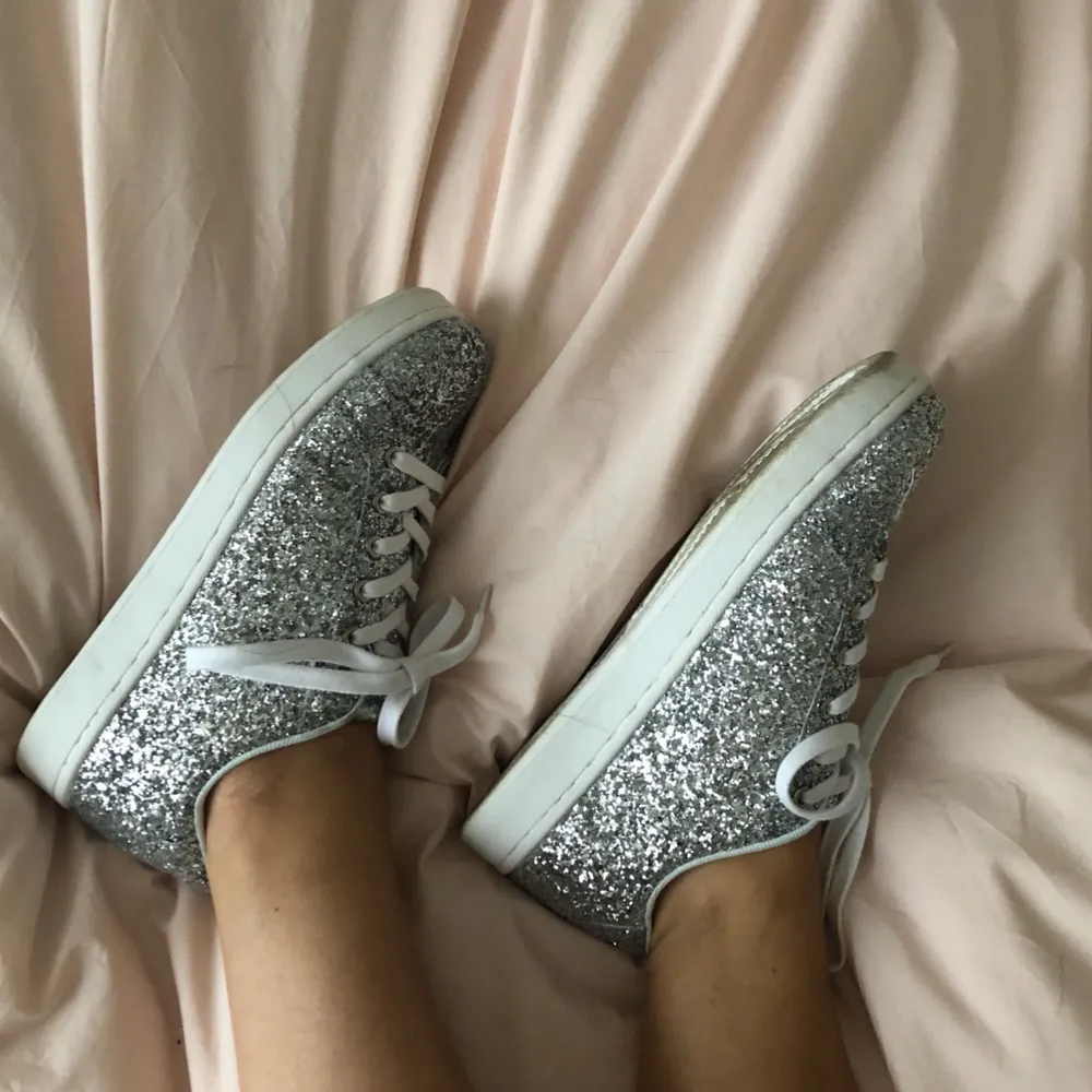 ✨ Glittriga sneakers ✨ Använda en gång, medföljer både vita och silverglittriga skosnören. . Skor.