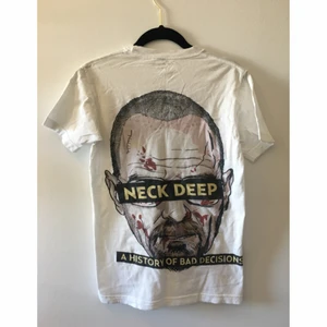  - Neck deep-tisha, Walter White på baksidan. Bättre mashup får du leta efter. Välanvänd men trycket är i ok skick.