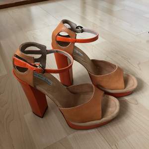 Snygga högklackade skor från Tosca Blu i brunt läder och platåsula i orange. Klackhöjd: 13,5 cm. Knäppning kring vristen. Oanvända, köptes för 1499:- på Nelly. Frakt 29 kr🌿