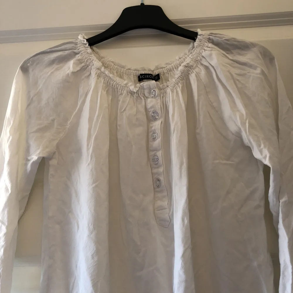 Supergullig vit blus från Rut & Circle, säljer den då den tyvärr aldrig kommer till användning. Den är använd 2 gånger. Betalas med swish och du som köpare står för frakten. ✨. Blusar.