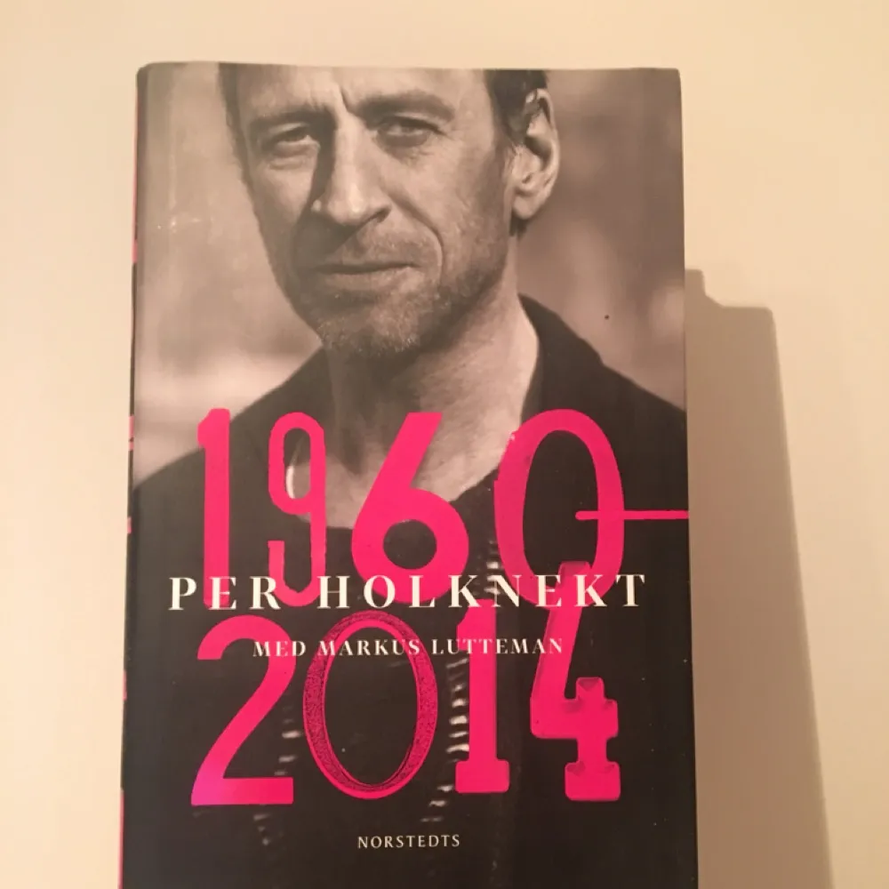 Bok om Per Holknekt! En mycket bra och rekommenderad biografi.  Betalning via Swish! Möts upp i Stockholm eller så står köparen för frakt <3. Accessoarer.