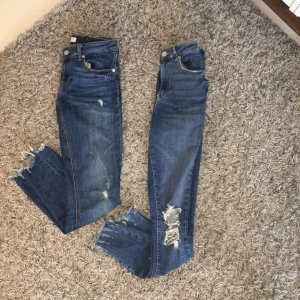  - (30kr/st) Höger: Zara Vänster: Gina. Den från gina är high waist, och i stort sätt oanvänd med hål på knäna och slitningar vid benen. De från Zara är ej high waist men har fortfarande slitningar på botten. Zara, strl 36. Gina, strl 38.