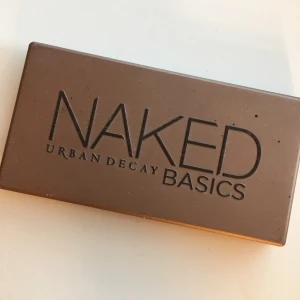  - Naked basics palett, fina färger som är väldigt sparsamt använda.