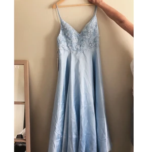 Balklänning  - Oanvänd balklänning från jjshouse! Säljes då den var för stor för mig! Strl står inte men kuporna är C/D & midjan är ca 88 cm så den är ca en L. Jag är 168 lång & längden passade bra för mig med klackar! Nypris är 1800kr. Köparen står för frakten.