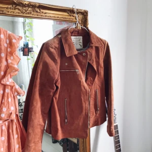  - Mockajacka från Mango Kids. Passar dock mig som är en Small vanligtvis! Använd ett fåtal gånger, i fint skick ☺️🌻 