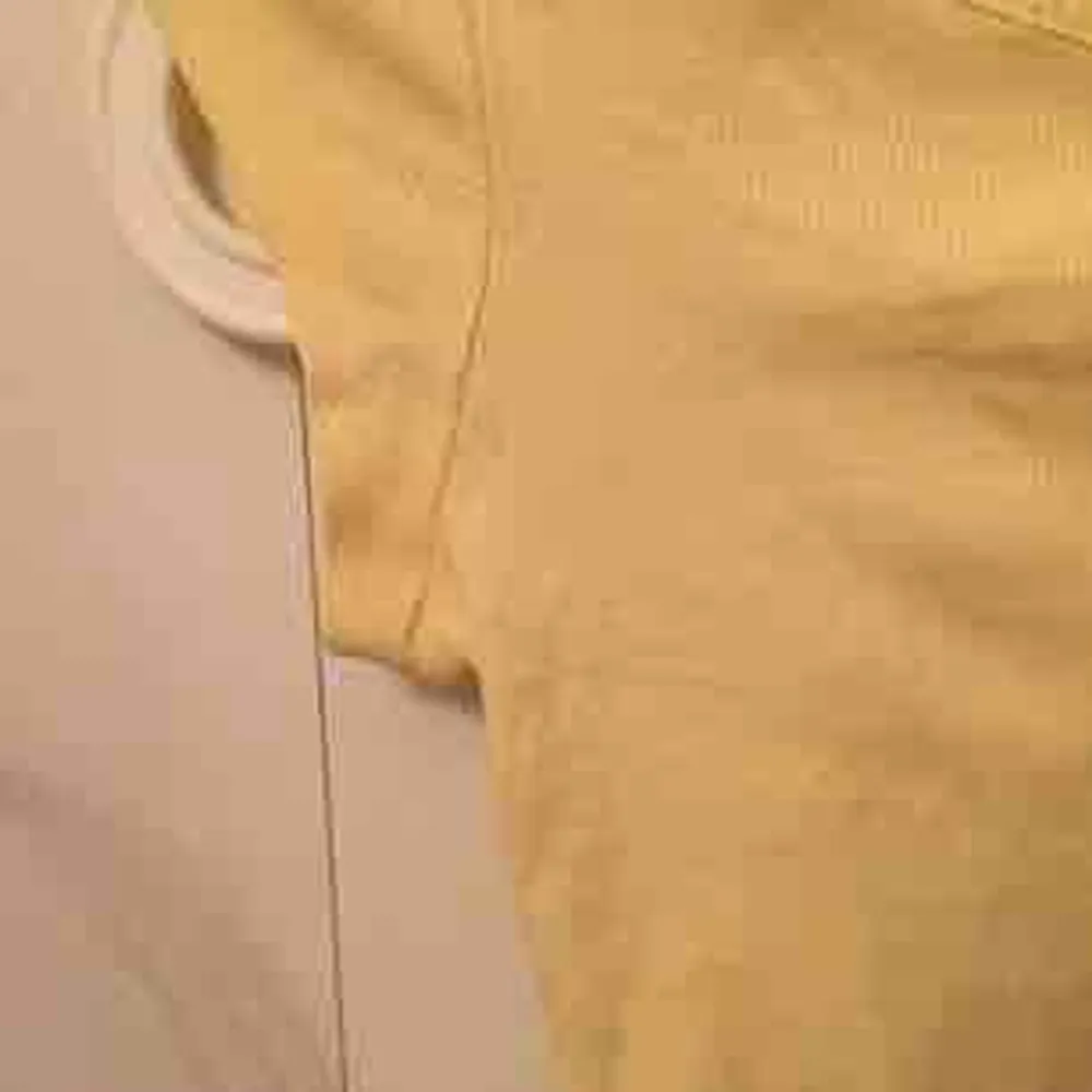 Väldigt söt gul t-shirt med en tajt passform Priset inkluderar frakt. T-shirts.