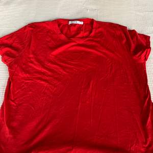 Rymlig röd T-shirt nakd 