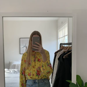 Fin blommig blus från & other storys, nyskick och st S - Fin blommig blus från & other storys. Nyskick och passar storlek S. Frakt ingår ej i priset. Buda i kommentarsfältet 🌸☕️