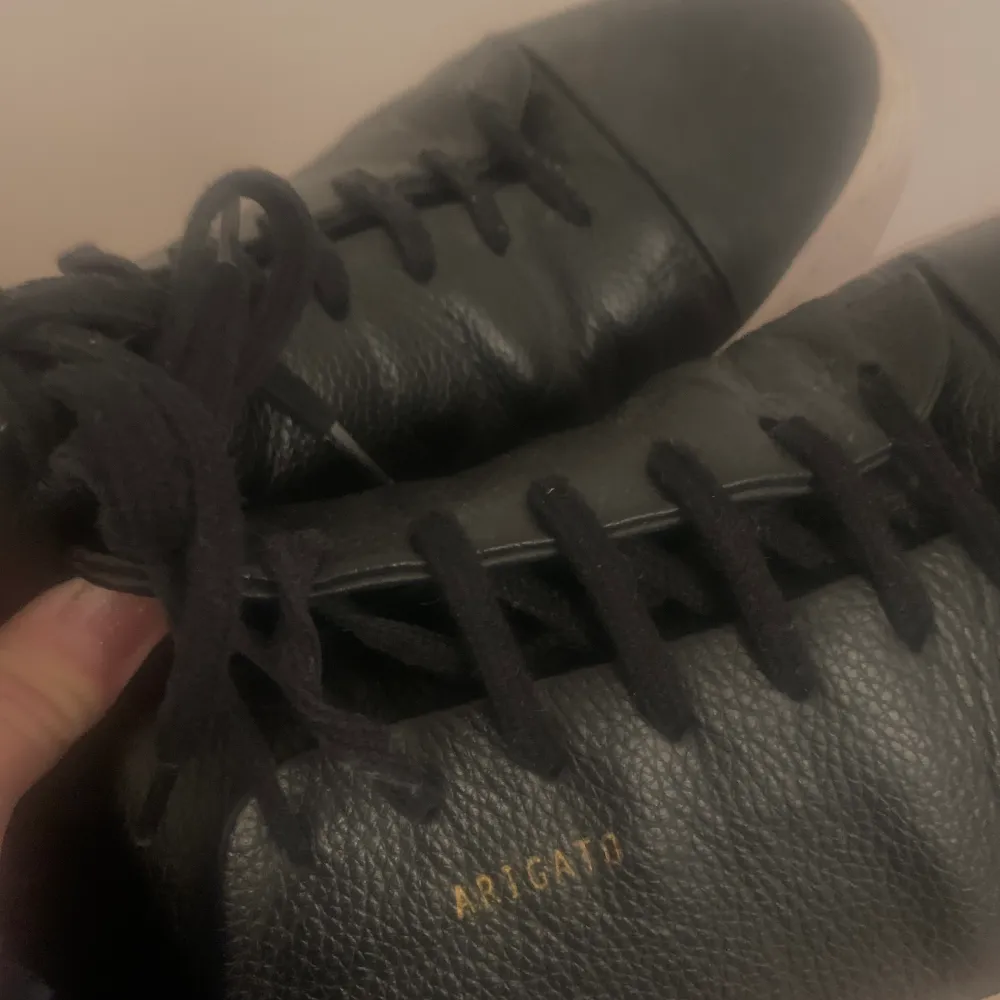 Ett par skor från märket Arigato i modellen clean 90 i svart läder. Knappt använda och därför i väldigt bra skick! Kostar 1800 kr nya. Skor.