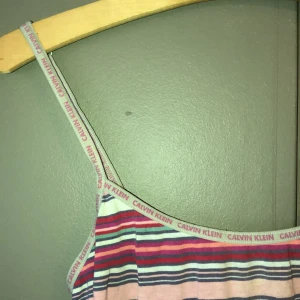 CALVIN KLEIN TOPP - Säljer nu min fina CALVIN KLEIN topp billigt, super fin och i bra skick💋💋