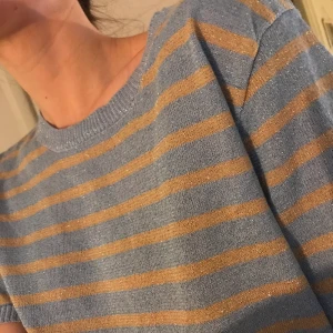 Randig topp - Randig topp från PIECES! Nyskick ☺️ Säljer för att den inte kommer till användning! Budgivning från 40 kr i kommentarer eller DMs 🥰