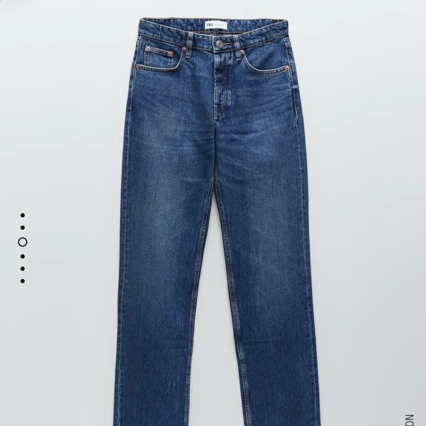 Mid Rise full lenght jeans från zara. Mina absoluta favorit jeans, helt nya med prislapp kvar, storlek 36 och säljer då jag beställde 2 storlekar (sista bilden är likadana jeans fast i annan färg) bud:330kr. Jeans & Byxor.
