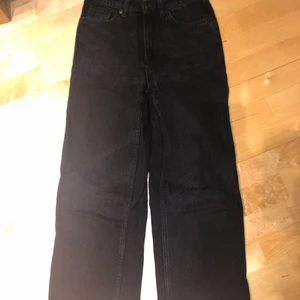 Jeans - Svarta högmidjade straight leg jeans från Monki. Storlek 26. Fint skick. 
