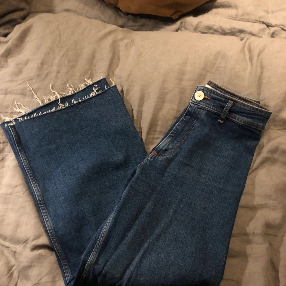 Otroligt fina högmidjade  jeans i 70-tals stuk från Zara. Storlek 36 tts. Säljer endast för att jag inser att de är för små för mig (är vanligtvis en 38). Fint skick! Rå kant nedertill. . Jeans & Byxor.