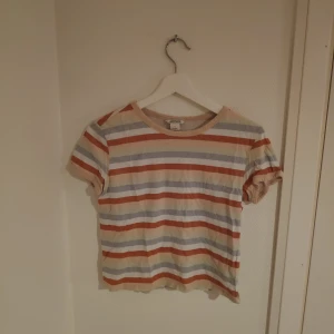 Färgglad magtröja - Randig magtröja. 