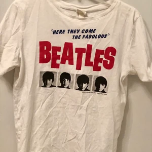 the beatles tröja✨ - en supersnygg beatles tröja köpt på HM som jag ej använder längre pga den ej kommer till användning💕 pris + frakt är 60kr, om flera är intresserade så blir det budgivning i kommentarerna 💕💕