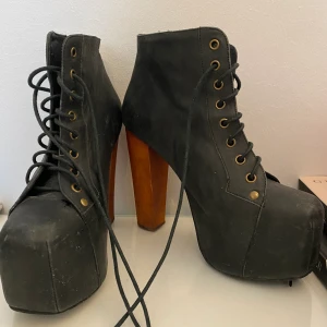 Jeffrey Cambell - Jeffrey Cambell, äkta. Använda 2 gånger - nyskick. Strl 36. Köpta för 1800kr.
