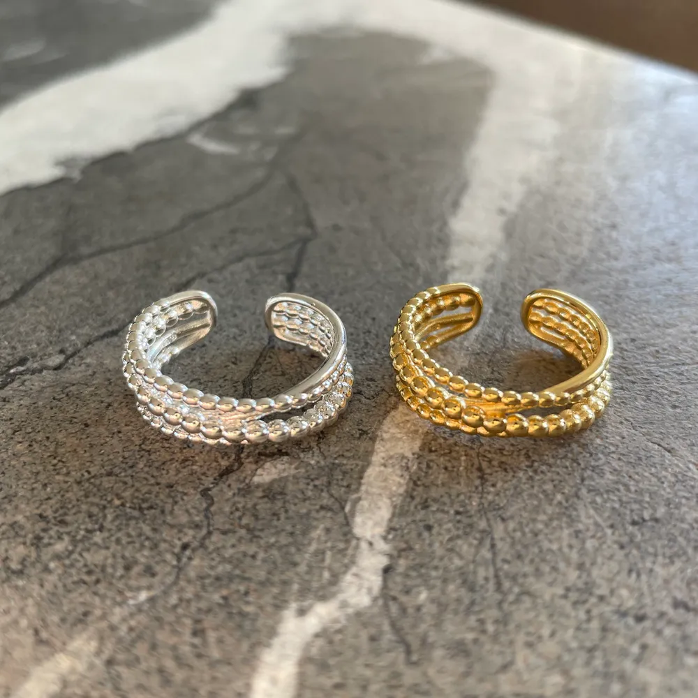 Säljer dessa snygga mönstrade ringar i s925 silver ⛓ Ringarna är töjbara och säljs i både silver och guld för 99 kr/ styck💛🤍 GRATIS FRAKT 📦 ✨. Accessoarer.