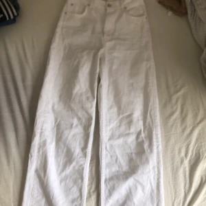 Vita jeans XS/34 - Ett par vida/raka jeans från h&m. Använda ca 3 gånger, inga fläckar eller andra skador. Passar personer runt 160 cm i längden. Kan fraktas
