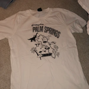 Ginatricot - t-shirt - Detta är en riktigt trendig tröja från ginatricot. Aldrig använt. Inte min still, jätte fräscht vit färg. Ordinarie pris :179 kr vad jag mins. Bra kvalite. 