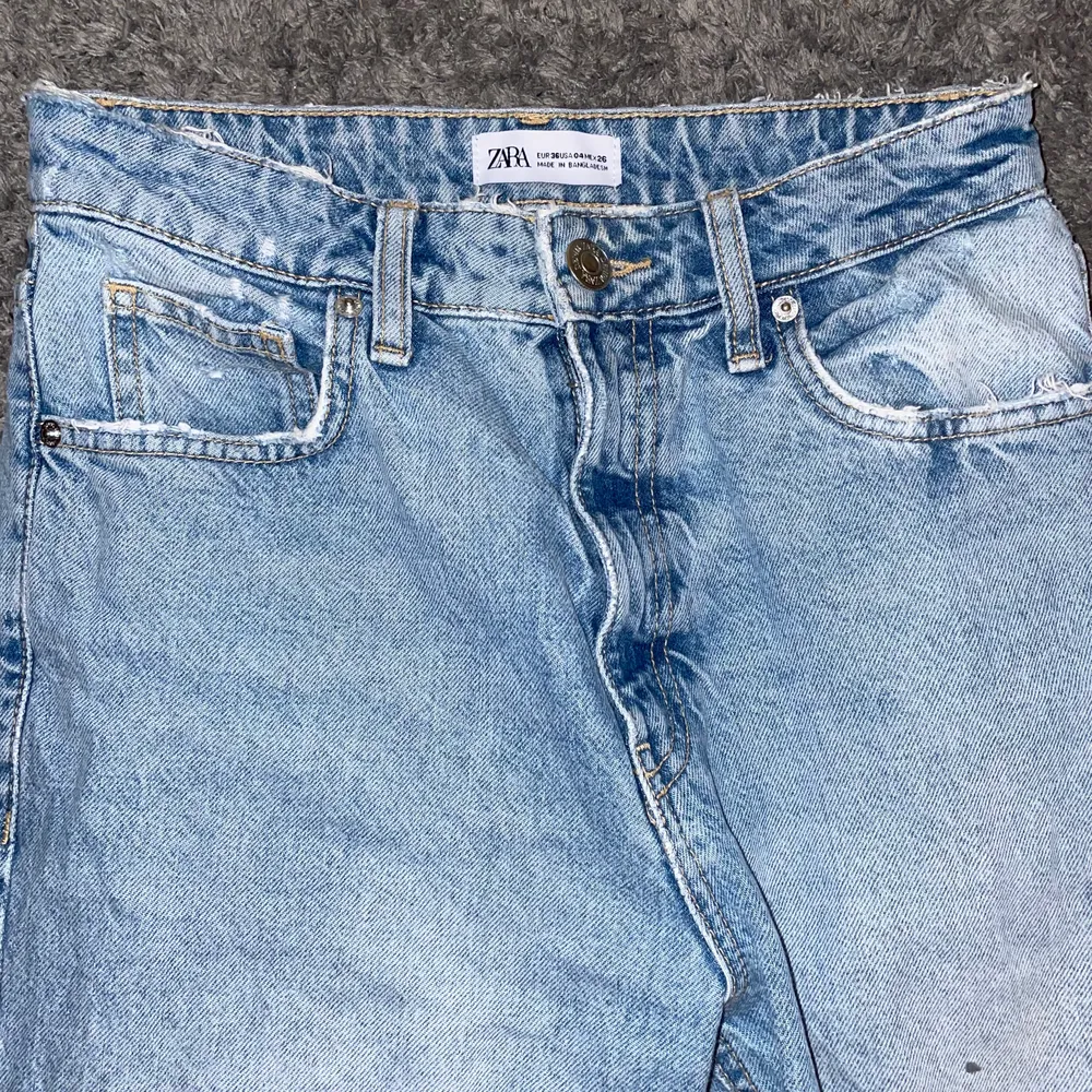 Jättesnygg zara jeans som inte säljs längre!!🤍 högst budande + frakt!!🤍🤍🤍. Jeans & Byxor.