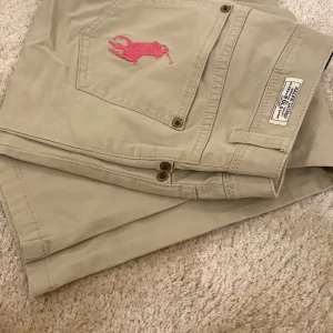  Ralph Lauren, Classic polo chino strl 12 - Mycket fina långa chinos i beige färg. Använda Max 3 gånger, mycket fint skick. Fin passform. Original pris 999kr