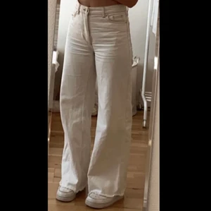 Beiga jeans från Monki - Modellen Yoko, används inte längre 💗 Buda!!