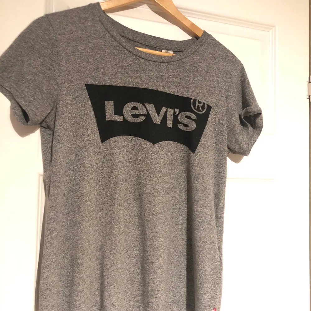 Säljer min Levis T-shirt då den tyvärr inte kommer till användning💗 Säljs i storlek S men skulle passa i M oxå!. T-shirts.