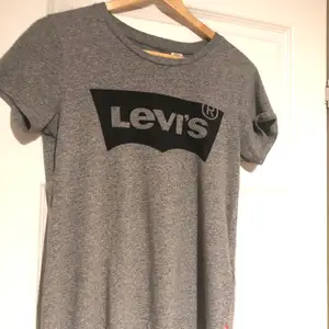 Säljer min Levis T-shirt då den tyvärr inte kommer till användning💗 Säljs i storlek S men skulle passa i M oxå!