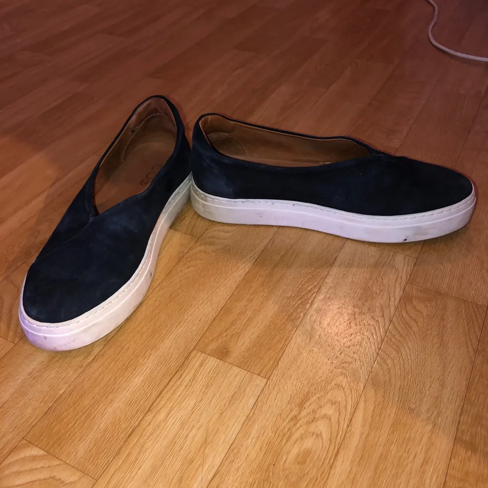 Supergulliga skor från cos i marinblå dom är använda Max tre gånger så dom är som nya passar till sommaren frakten ingår . Skor.